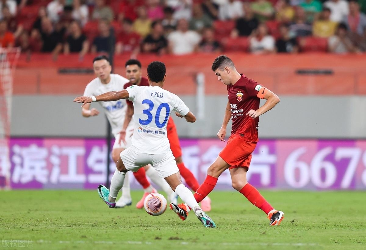 上海海港训练开放日，冲刺阶段队长鼓劲引欢呼，欧超杯在即，心理建设被强调的简单介绍