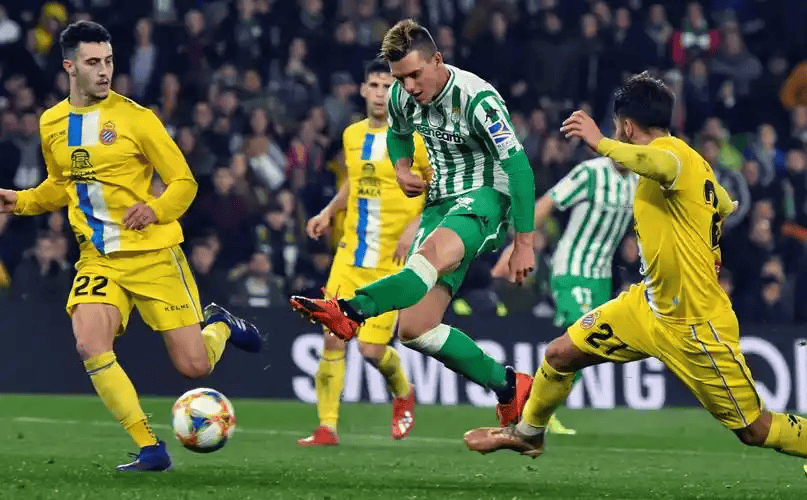 包含赛后国王杯焦点战，萨克拉门托国王单刀错失，悬念犹存，轮换策略成焦点的词条